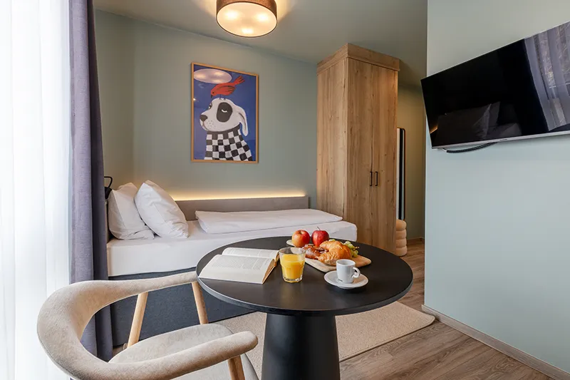 Badezimmer mit bodentiefer Dusche, Einzelzimmer kalm.stay Munich East München
