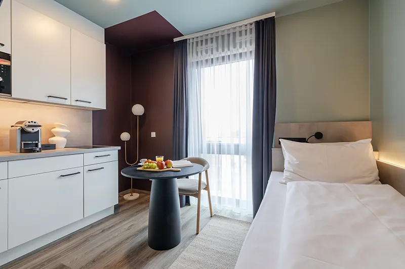Küchenzeile Einzelzimmer kalm.stay Munich East — Kaffeemaschine, Mikrowelle, Kühlschrank